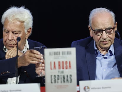 Felipe González y Alfonso Guerra, durante la presentación del último libro de este en el Ateneo de Madrid.