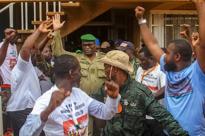Partidarios del golpe de Estado en Níger acompañaban el domingo al general Mohamed Toumba, uno de los líderes de la asonada militar, en Niamey, la capital del país.