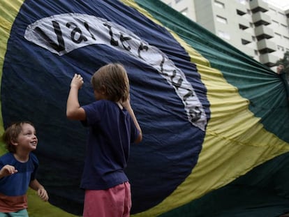 Crianças brincam durante um ato em apoio a Lula do lado de fora da embaixada brasileira em Montevidéu, Uruguai, na quarta-feira, 11 de abril 