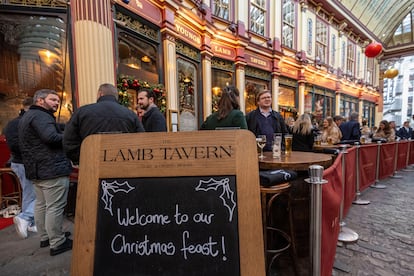 Trabajadores de la capital británica en el The Lamb Tavern, situada en el Leadenhall Market de la ciudad de Londres (Inglaterra).