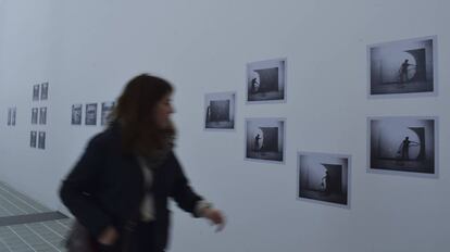 Las fotografías polaroid de Castoro que la muestran en su estudio.