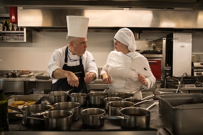 El profesor Ricardo Fernández con una alumna en la cocina de CIFP Carlos Oroza, de Pnotevedra.