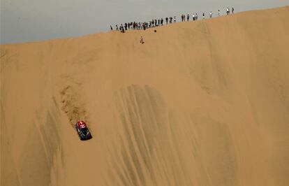 El coche del equipo Mini X-Raid baja una duna en el Rally Dakar en la etapa entre las localidades de Lima a Pisco (Perú), el 6 de enero de 2018.