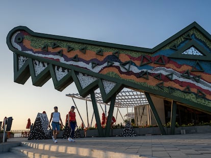 Personas hacen deporte en el malecón turístico río Magdalena en Barranquilla, en julio de 2023.