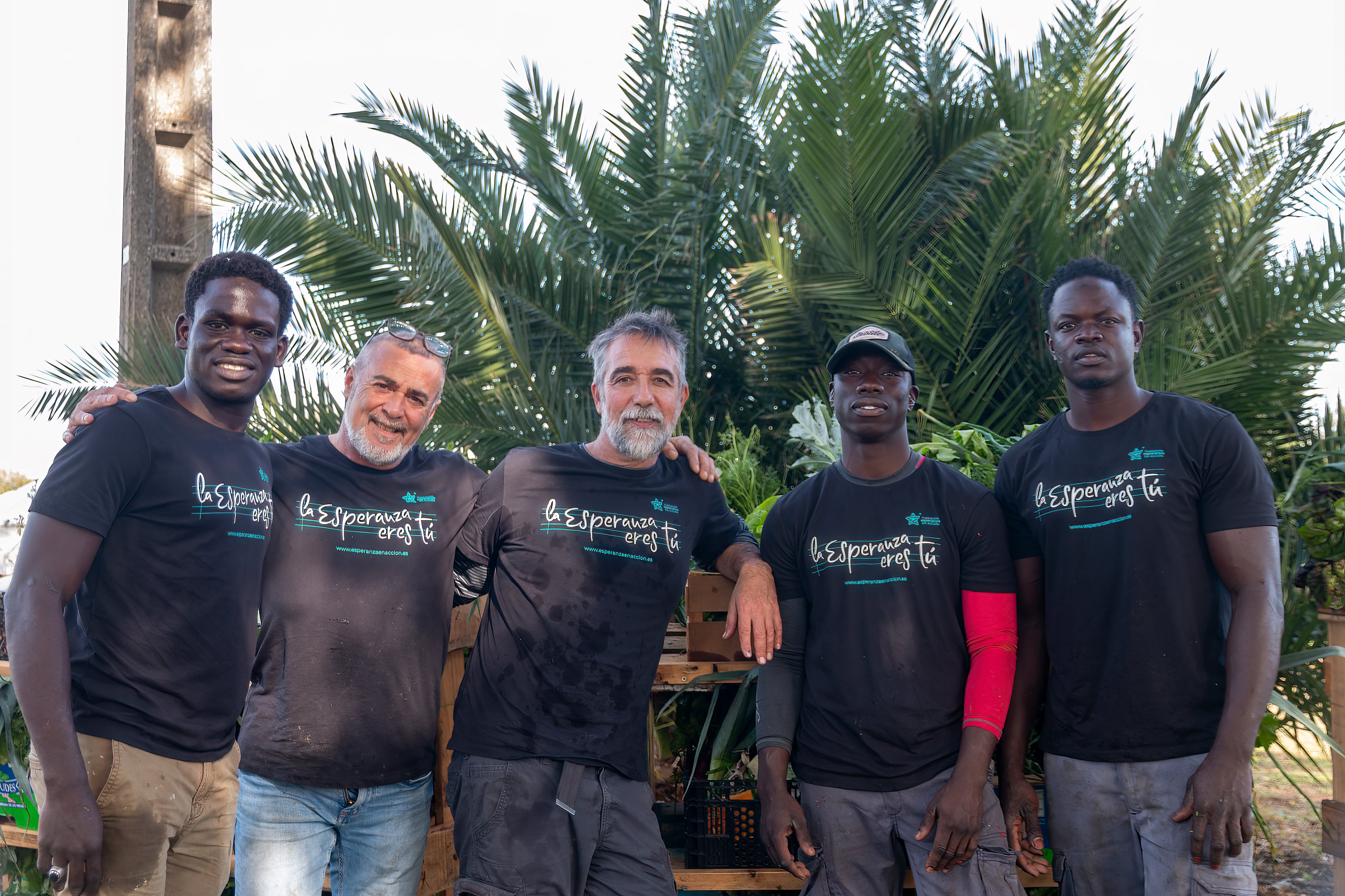 José Gonzalez, otro de los dueños de la finca, y equipo