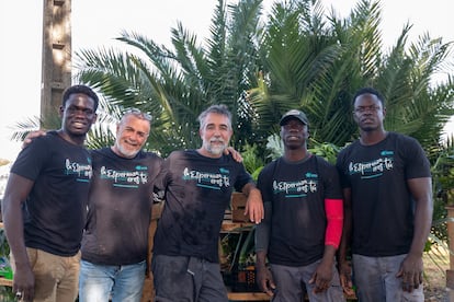 José Gonzalez, otro de los dueños de la finca, y equipo