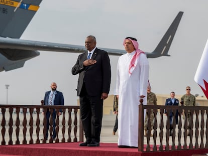 El secretario de Defensa de EE UU, Lloyd Austin, junto a su homólogo catarí, Khalid Bin Mohammad Al Attiyah, en Doha, el 19 de diciembre.