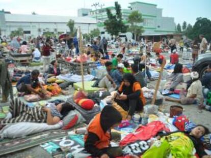 Miembros del equipo médico atienden a los heridos en Palu (Indonesia).