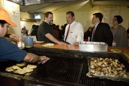 El gobernador Chris Christie, este jueves en la taquería El Caminero