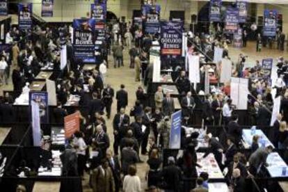 Vista de varios stands montados en la feria de empleo organizada por la Cámara de Comercio de Estados Unidos. EFE/Archivo