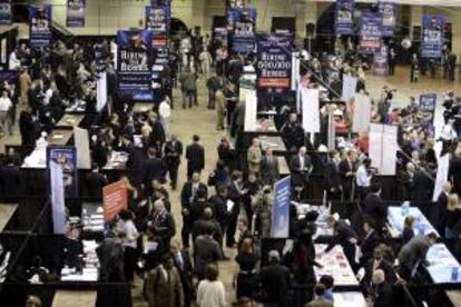 Vista de varios stands montados en la feria de empleo organizada por la Cmara de Comercio de Estados Unidos. EFE/Archivo