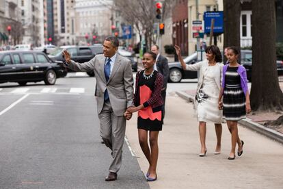 Barack Obama junto a su hija Sasha y más atrás Michelle Obama junto a Malia, durante el servicio religioso por Pascua en la iglesia St. John's en Washington D.C. La foto data de marzo de 2013.