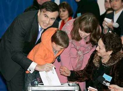 El presidente Saakashvili vota, junto a su familia, en Tbilisi.