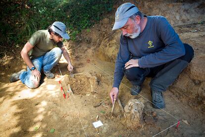 Los trabajos de excavación y la exhumación de los restos de Pedro Uriguen fueron llevados a cabo por un equipo liderado por el antropólogo forense Paco Etxeberría (a la derecha), presidente de la Sociedad de Ciencias Aranzadi.