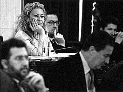 Carolina España, entre Francisco Aguilar y Manuel Ramos, durante uno de los plenos de ayer.