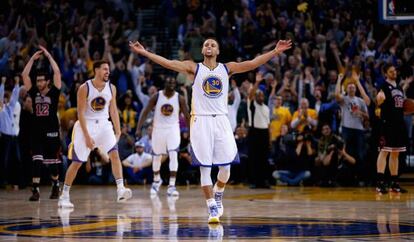 Curry celebra un triple de Barnes ante los Bulls.