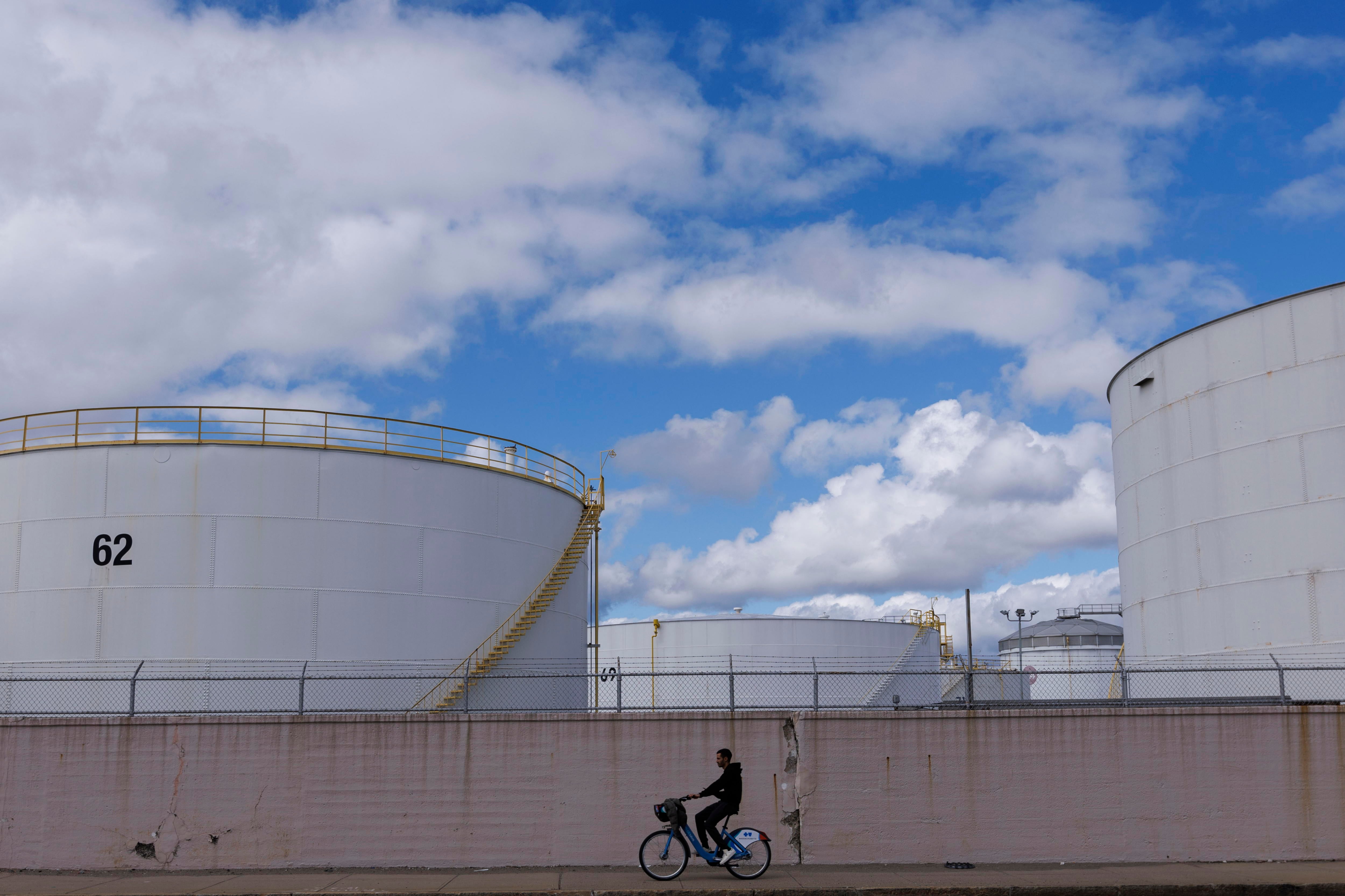 Contenedores petroleros en Chelsea Creek, Boston (EE UU).