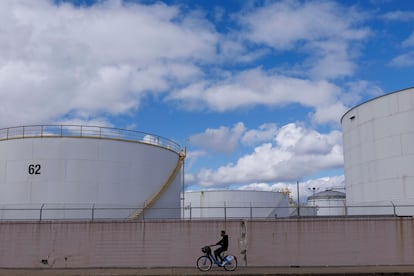 Contenedores petroleros en Chelsea Creek, Boston (EE UU).