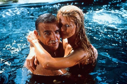 Sean Connery y Kim Basinger, en un fotograma de 'Nunca digas nunca jamás'.