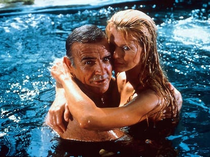 Sean Connery y Kim Basinger, en un fotograma de 'Nunca digas nunca jamás'.