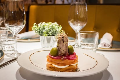 El restaurante se denomina asturiano y en su carta no falta la fabada con su compango (14 euros) o las fabes con langostinos y boletus (16 euros), como tampoco un amplio repertorio del popular y sobrevalorado cachopo. (Foto: Ensalada de tomate)