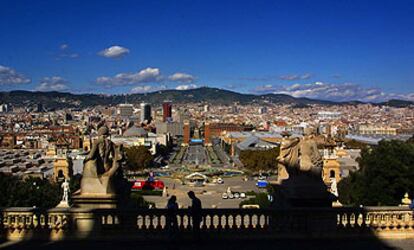 Barcelona, con la plaza de Espanya en primer plano, y al fondo, Montju?c.