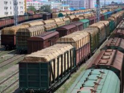 En la imagen, trenes rusos cargados con materias primas como madera, potasio, carbón y petróleo en un patio de transferencia en Manzhouli, Mongolia Interior, (China). EFE/Archivo