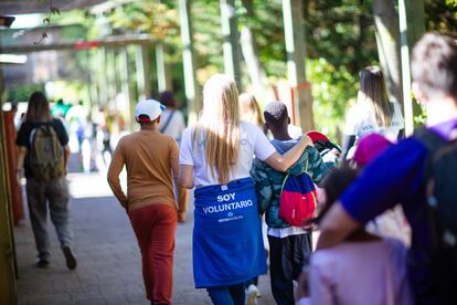 Voluntarios de Mutua Madrileña participan en una actividad con menores.