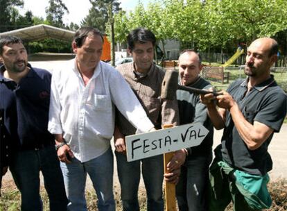 La Xuventude de Val, con su presidente, José Antonio Val Val, delante de la carpa donde se colocarán esta noche los escenarios.