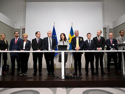 La ministra sueca de Exteriores, Ann Linde (centro) y el ministro de Defensa, Peter Hultqvist (a su izquierda), este viernes durante la rueda de prensa en la que han presentado el informe de seguridad.