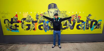 Valentino Rossi posa frente al mural dedicado a él en el circuito de Cheste. 