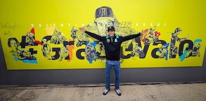 Valentino Rossi posa frente al mural dedicado a él en el circuito de Cheste. 