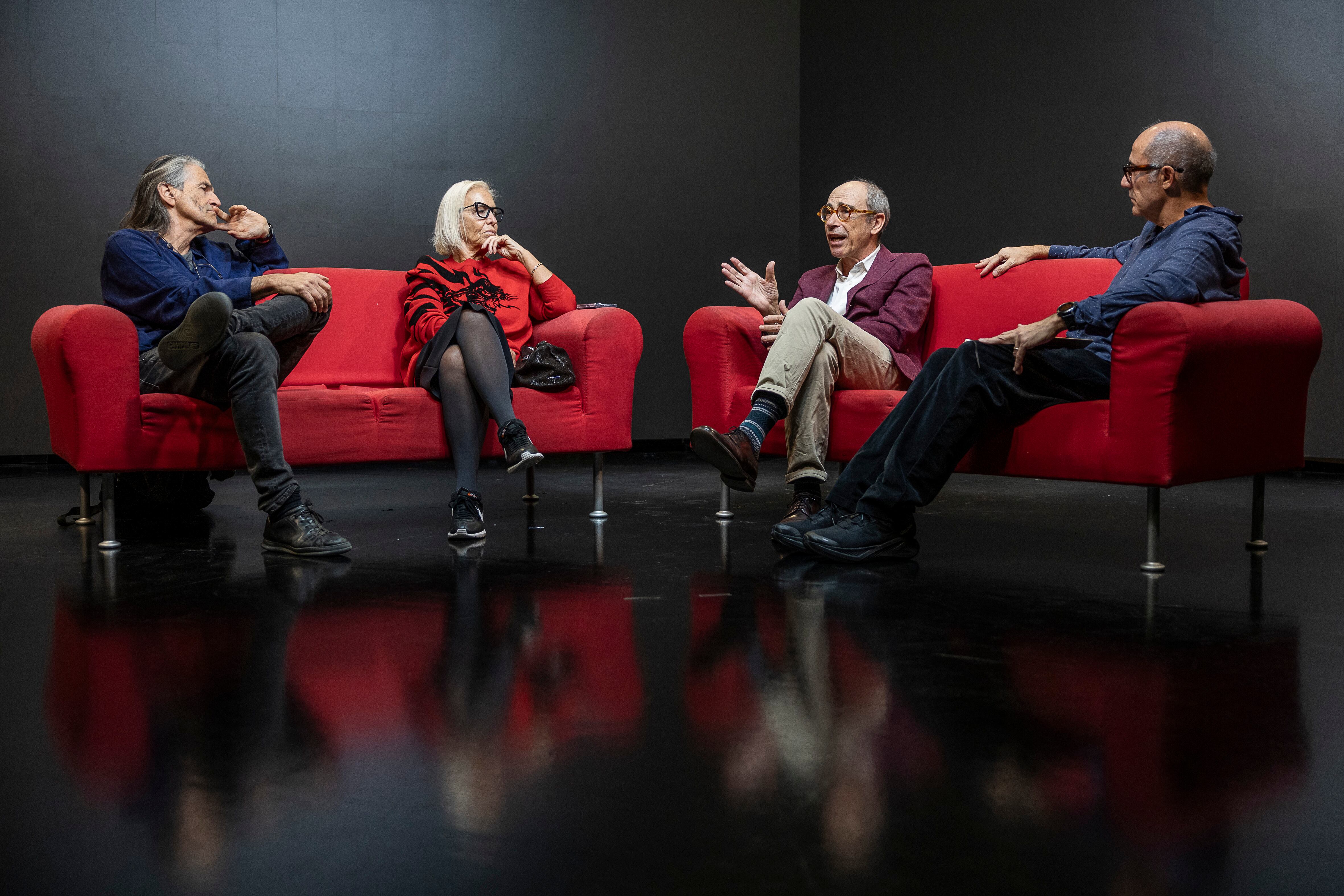 D'esquerra a dreta, Perejaume, Gloria Moure, Juan José Lahuerta i Carles Guerra, en el debat organitzat per 'Quadern'.