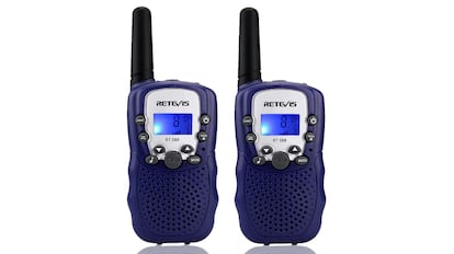 Este set de walkie talkies se ajustan al mismo canal y subcanal para jugar entre sí.