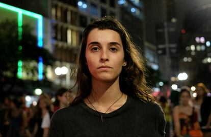 Isabela, designer de 21 anos, diz que é sua primeira marcha. "Muito foda ver mulher de todo tipo aqui. Mulher com filho, mulher sem filho. Me dá um gás e uma esperança." Ela se diz contra as mudanças propostas na reforma da Previdência, que igualam a idade mínima de aposentadoria entre homens e mulheres. Ela considerou o discurso de Temer enfatizando o papel da mulher no ambiente doméstico "uma afronta". "Aqui não tem 'bela, recatada e do lar' não. Avise o Temer que o lugar de mulher é onde ela quiser".