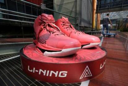 Escultura de zapatillas en el Centro Li Ning de Pekín.