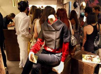 Un grupo de clientes en una de las tiendas que ayer se sumó a la iniciativa de abrir por la noche.
