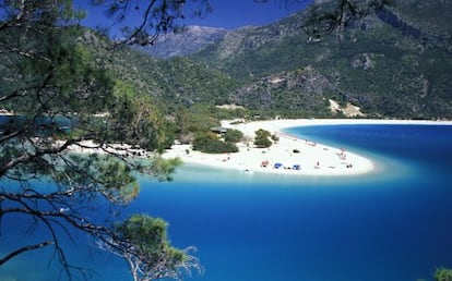 Panorámica de la Laguna Azul, en Oludeniz, en la Costa Turquesa de Turquía.