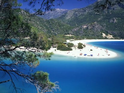 Panorámica de la Laguna Azul, en Oludeniz, en la Costa Turquesa de Turquía.