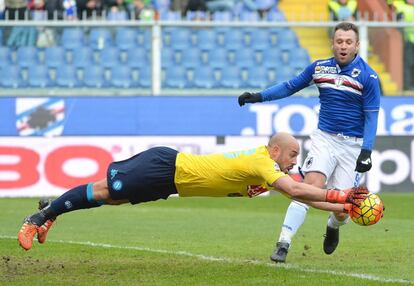 Pepe Reina detiene el balón antes de la llegada de Antonio Cassano. El Nápoles ganó 2-4 en casa de la Sampdoria. 