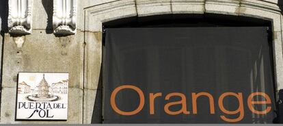 Cartel de Orange en la Puerta del Sol madrileña.