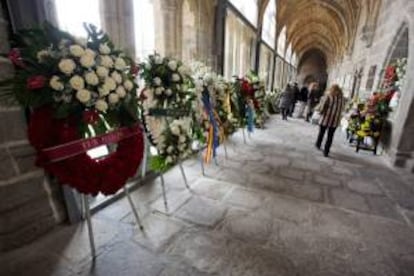 Coronas de flores en el claustro de la Catedral de Ávila, donde descansan los restos del expresidente del Gobierno  Adolfo Suárez.