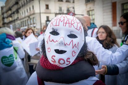 Una manifestante porta una máscara en defensa de la sanidad pública, este miércoles en Madrid. 