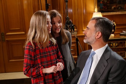 En enero de 2018, con motivo del 50º cumpleaños del Monarca, la Zarzuela distribuyó algunas fotografías y vídeos de la grabación de su discurso de Navidad. En el vídeo que más llamó la atención, se veía a Felipe VI en una sala de Audiencias del Palacio de la Zarzuela pronunciando su mensaje, cuando la princesa Leonor y la infanta Sofía —que tenían entonces 12 y 10 años, respectivamente— entraban en la estancia acompañadas por la reina Letizia. Ambas niñas se mostraban muy curiosas durante un receso de la grabación y bromeaban con su padre, al que lanzaban unos besos al aire para no estropearle el maquillaje. En el vídeo se podía ver también a las hermanas observando con mucha atención lo que se hacía en una de las dos salas contiguas. Además, la Reina y sus hijas aparecían frente a una gran pantalla viendo el resultado final del mensaje.