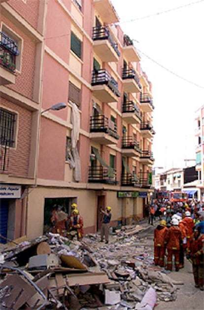 Los bomberos sacan escombros de los bajos del número 7 de la calle Doctor Peris de Almassera (Valencia).