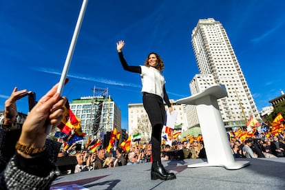 La presidenta de la Comunidad de Madrid, Isabel Díaz Ayuso, saluda a los asistentes al acto antes de su intervención.