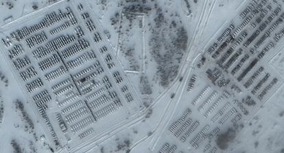 Imagen satelital del 19 de enero del despliegue de cientos de tanques, lanzaderas y vehículos militares en la localidad rusa de Yelnya, a 260 kilómetros de Ucrania.