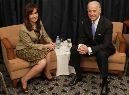 La mandataria argentina Cristina Fernández de Kirchner en un encuentro bilateral en Chile con Joseph Biden, vicepresidente de EE UU