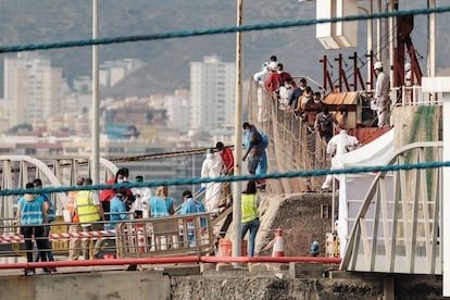 Llegada del carguero 'Ever Grace' el pasado 11 de agosto al puerto de Las Palmas de Gran Canaria con los 30 supervivientes de la patera que rescató a la deriva.