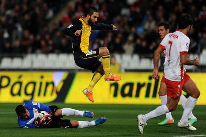 Esteban atrapa el balón ante Arda Turan